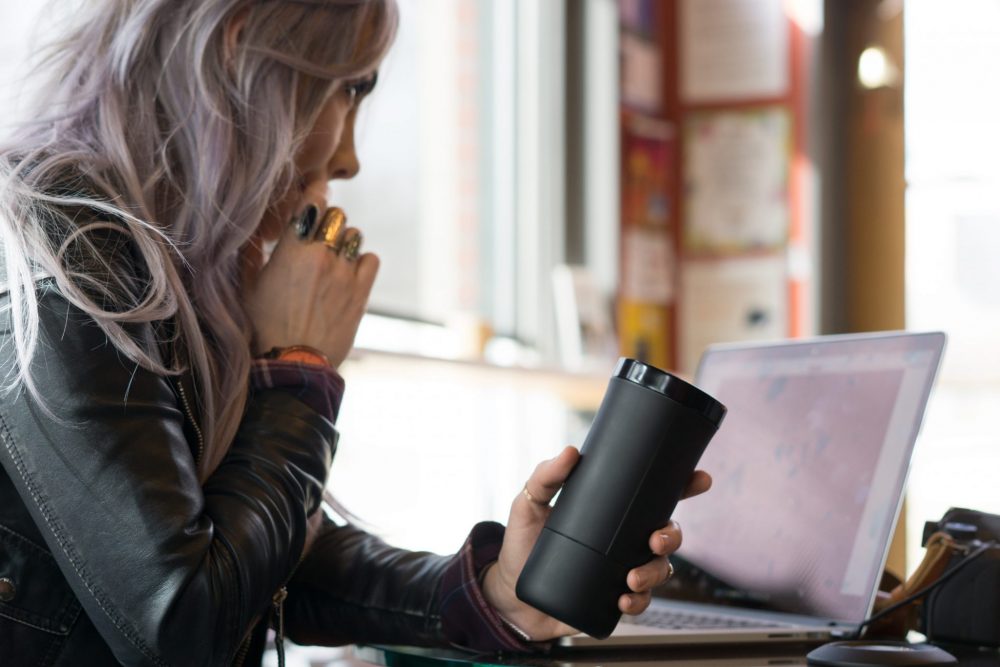 The Jül: Heated Smart Mug for Coffee & Tea / SWAGGER Magazine