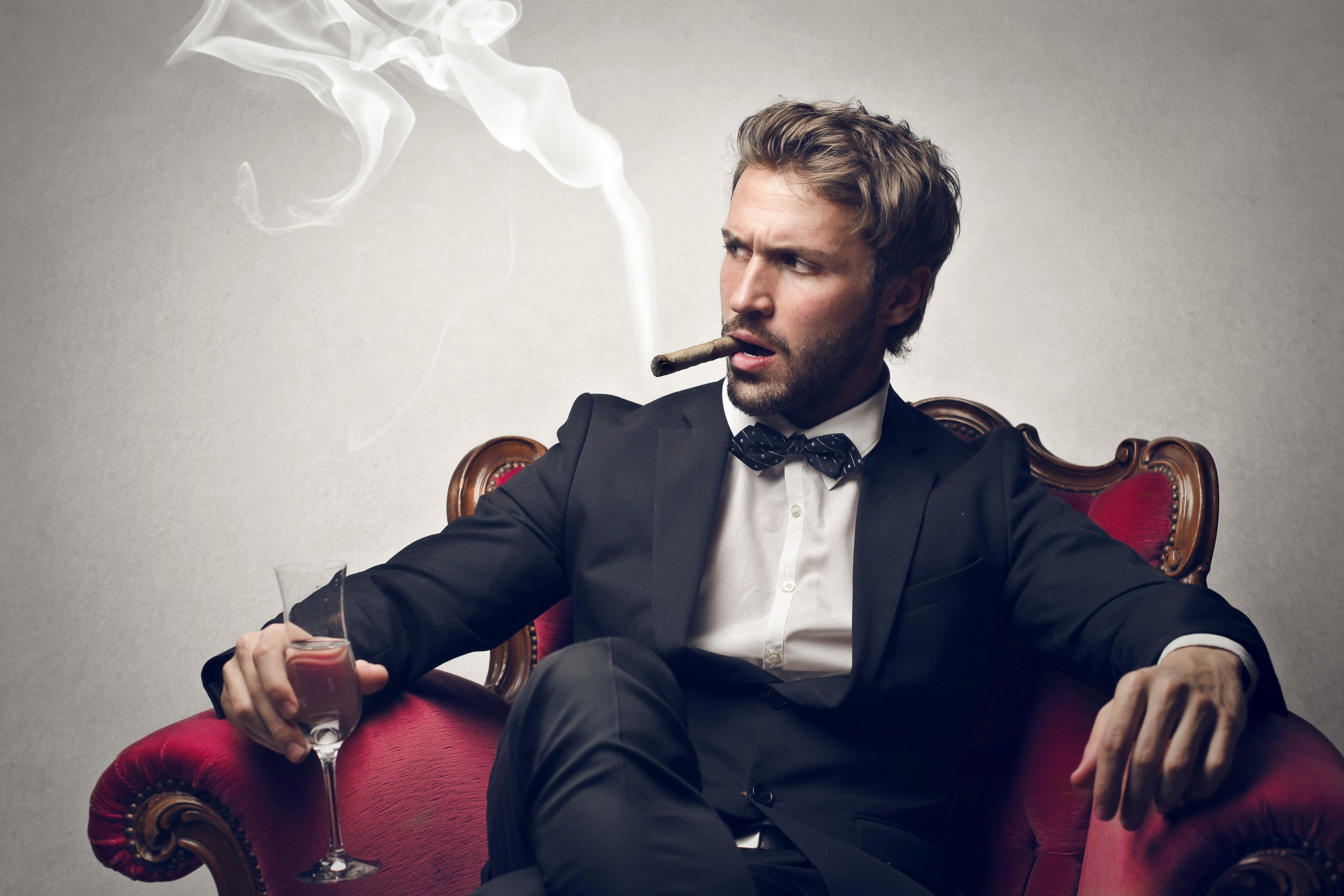 Босса в реальной жизни. Мужчина с сигарой. Состоятельный мужчина. Мужчина в кресле. Мужчина в кресле с сигарой.