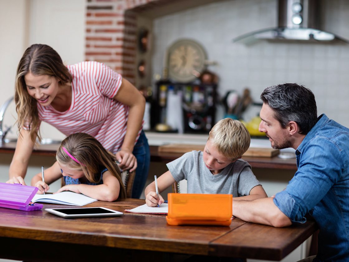 родители учащихся. родители и школьники. родители и дети в школе. школьник с родителями. ученик.