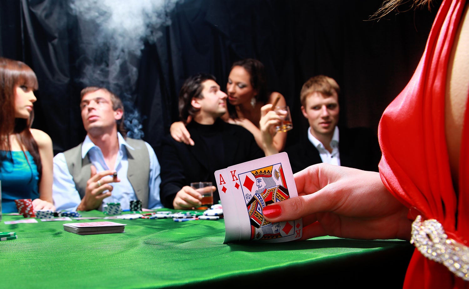 Игрок в Покер. Группа Покер. Стрип Покер. Реклама покреной группы с Куаром. Игра покер на раздевание